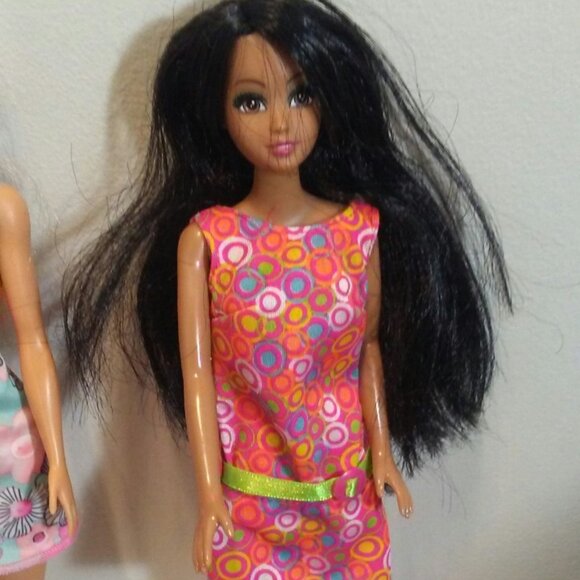 Two Barbies with clothes and accessories - 13 total pieces - Picture 6 of 8